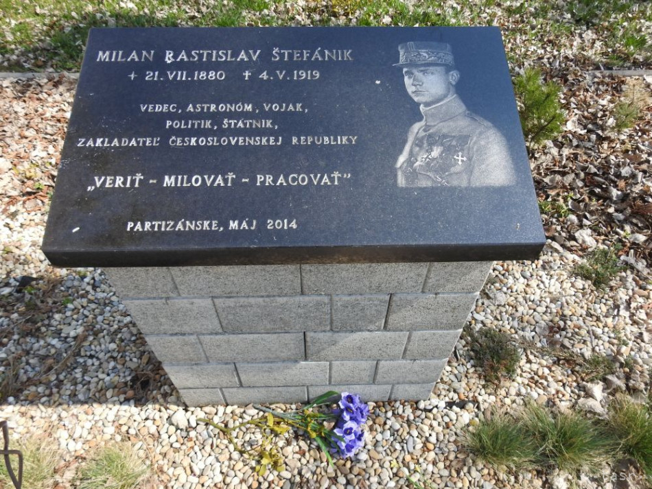 Na snímke zo 7. apríla 2019 je pamätná tabuľa na pamiatku Milana Rastislava Štefánika v Parku Milana Rastislava Štefánika v Partizánskom. 