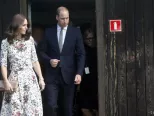 Britský princ William s Kate, vojvodkyňou s Cambridgea počas návštevy bývalého nacistického koncentračného tábora Sttuthof neďaleko mesta Sztutowo 18. júla 2017. Vojvoda a vojvodkyňa z Cambridgea pricestovali so svojimi deťmi Georgeom a Charlotte na päťdňovú návštevu Poľska a Nemecka.