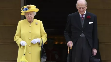 Britská kráľovná Alžbeta II. a jej manžel princ Philip, archívne foto.