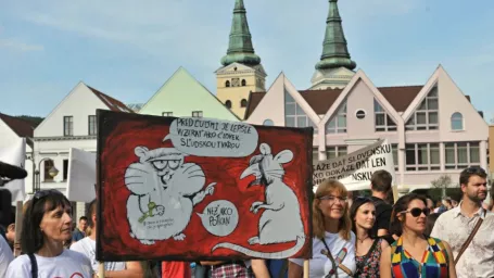 Na snímke účastníci protestu proti korupcii na Mariánskom námestí v Žiline dňa 12. júna 2017.