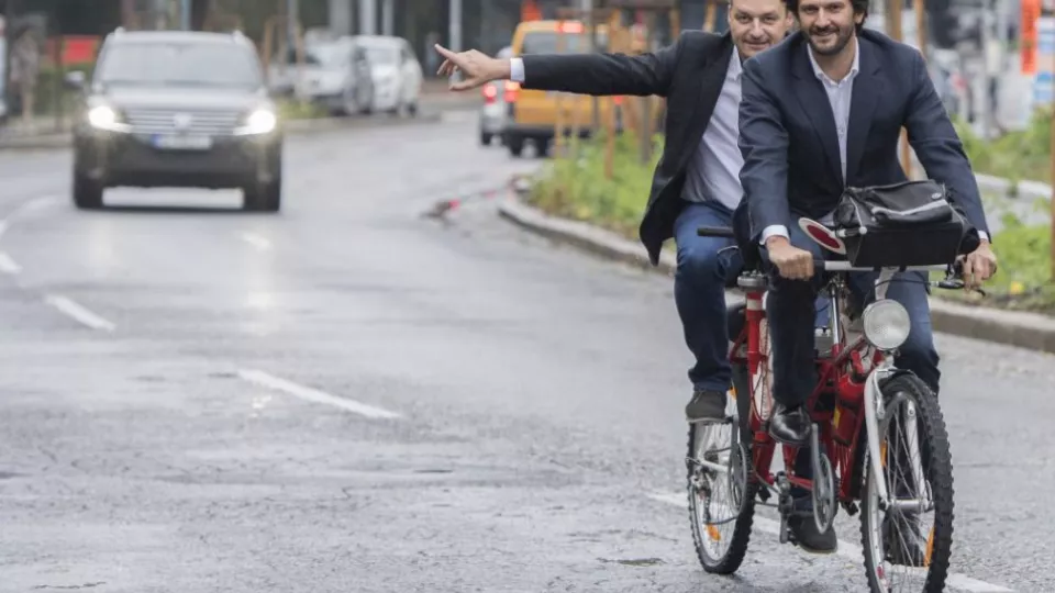 Na snímke minister vnútra SR Robert Kaliňák (v popredí) a riaditeľ Tlačového odboru Kancelárie ministra vnútra Ivan Netík prichádzajú na tendemovom bicykli na rokovanie vlády v rámci Európskeho týždňa mobility v Bratislave, 20. septembra 2017.