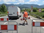 Na archívnej snímke z júla odstraňovanie dopravných značení na ceste I/18 počas sprejazdnenia cestnej premávky v Strečne.