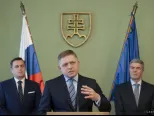 Na snímke v strede premiér SR Robert Fico (SMER-SD), zľava predseda NR SR Andrej Danko (SNS) a sprava Béla Bugár (Most-Híd).