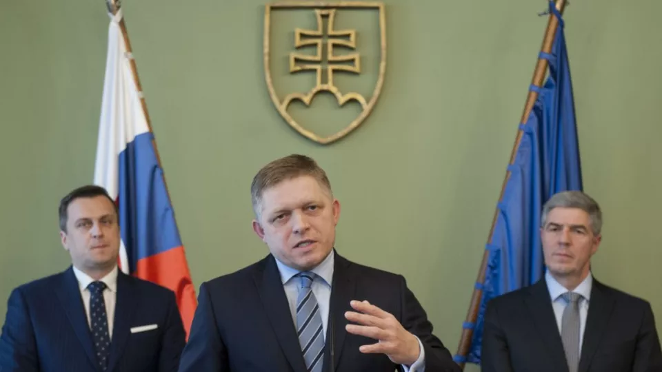 Na snímke v strede premiér SR Robert Fico (SMER-SD), zľava predseda NR SR Andrej Danko (SNS) a sprava Béla Bugár (Most-Híd).