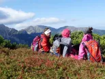 Na snímke turisti odpočívajú pri chodníku, v pozadí Salatín v Západných Tatrách dňa 11. septembra 2017. 