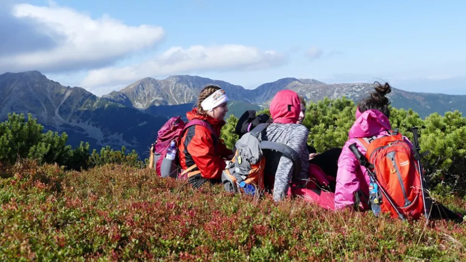 Na snímke turisti odpočívajú pri chodníku, v pozadí Salatín v Západných Tatrách dňa 11. septembra 2017. 