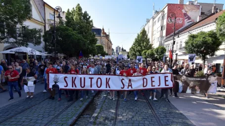 Na archívnej snímke účastníci protestu proti korupcii v Košiciach 5. júna 2017.