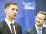 Na snímke vľavo štátny tajomník ministerstva zahraničných vecí a európskych záležitostí SR Lukáš Parízek a vpravo generálny tajomník Organizácie pre bezpečnosť a spoluprácu v Európe (OBSE) Thomas Greminger počas otvorenia 11. ročníka konferencie Slovenské bezpečnostné fórum 2017 v Bratislave 2. októbra 2017. 