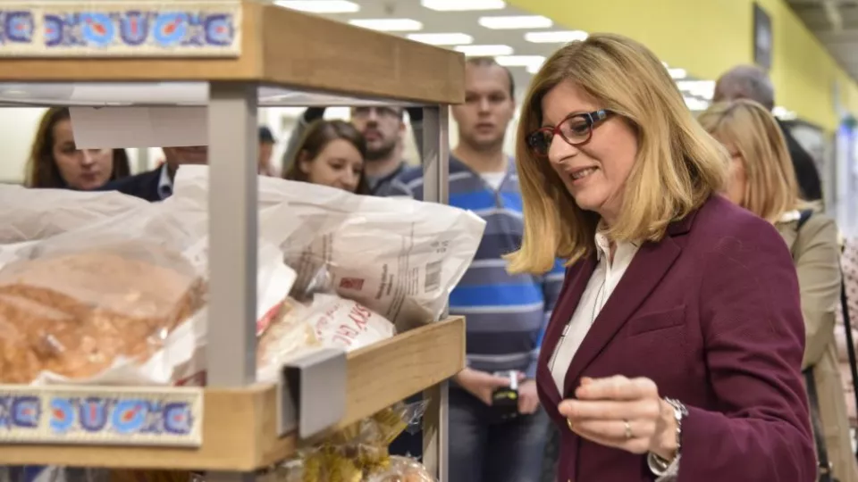 Na snímke ministerka pôdohospodárstva a rozvoja vidieka SR Gabriela Matečná  počas tlačovej konferencie k podpore predaja výrobkov od malých lokálnych výrobcov v sieti Tesco 25. septembra 2017 v prevádzke obchodnej sieti Tesco v Bratislave. 