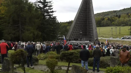 Účastníci pietneho aktu kladenia vencov pri príležitosti 73. výročia Dňa hrdinov Karpatsko-Duklianskej operácie k pamätníku česko-slovenských vojakov na Dukle 6. októbra 2017.