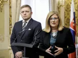 Na snímke zľava predseda vlády SR Robert Fico a ministerka pôdohospodárstva a rozvoja vidieka SR Gabriela Matečná počas tlačovej konferencie na tému priority Slovenska pred summitom Za rovnakú kvalitu produktov pre všetkých v Bratislave 8. októbra 2017.