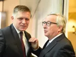 Na snímke slovenský premiér Robert Fico (vľavo) a predseda Európskej komisie Jean-Claude Juncker.