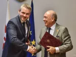 Na snímke zľava podpredseda vlády SR pre investície a informatizáciu Peter Pellegrini, prezident spoločnosti Mastercard Europe Javier Perez počas podpisu memoranda o spolupráci 26. októbra 2017 v Bratislave.