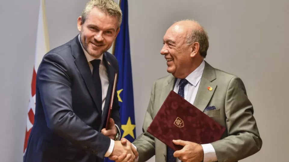 Na snímke zľava podpredseda vlády SR pre investície a informatizáciu Peter Pellegrini, prezident spoločnosti Mastercard Europe Javier Perez počas podpisu memoranda o spolupráci 26. októbra 2017 v Bratislave.