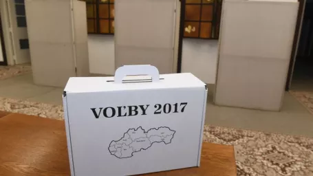 Na snímke prenosná volebná schránka počas prípravy volebnej miestnosti na voľby do orgánov samosprávnych krajov.