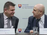 Na snímke minister životného prostredia SR László Sólymos (vľavo) a spoluzakladateľ rumunskej skupiny Green Group Constantin Damov počas tlačovej konferencie na tému: Informácie o spoločnosti 7. novembra 2017 v Bratislave. Rumunská skupina Green Group chce na Slovensku postaviť závod na spracovanie PET fliaš a mixovaných plastov. Investícia za 8,5 milióna eur má vytvoriť takmer 100 pracovných miest. 