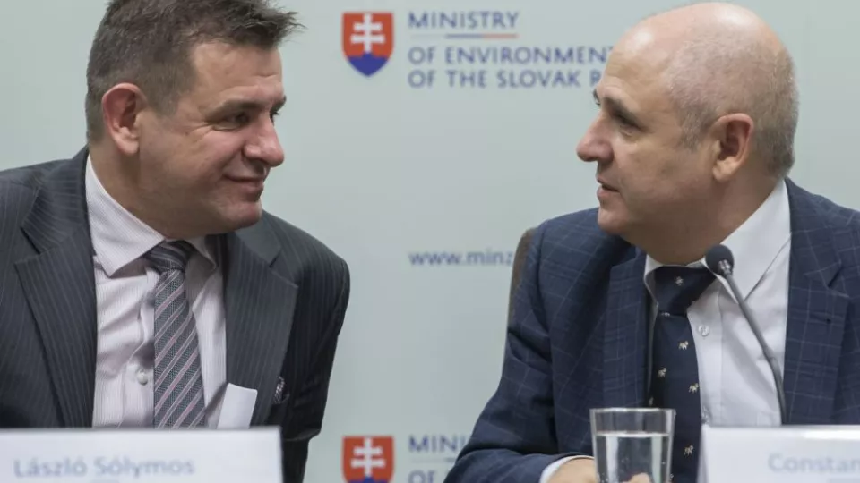 Na snímke minister životného prostredia SR László Sólymos (vľavo) a spoluzakladateľ rumunskej skupiny Green Group Constantin Damov počas tlačovej konferencie na tému: Informácie o spoločnosti 7. novembra 2017 v Bratislave. Rumunská skupina Green Group chce na Slovensku postaviť závod na spracovanie PET fliaš a mixovaných plastov. Investícia za 8,5 milióna eur má vytvoriť takmer 100 pracovných miest. 