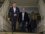 Na snímke predseda vlády SR Robert Fico (vľavo). 