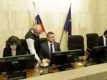 Na snímke zľava podpredsedníčka vlády SR a ministerka spravodlivosti SR Lucia Žitňanská, podpredseda vlády SR pre investície a informatizáciu Peter Pellegrini  a podpredseda vlády a minister vnútra SR Robert Kaliňák počas rokovania 74. schôdze vlády SR v Bratislave 18. októbra 2017.