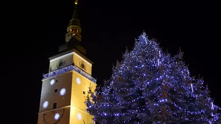 Vianočný stromček na Trojičnom námestí v Trnave 