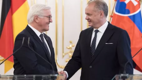 Na snímke vľavo nemecký prezident Frank-Walter Steinmeier a vpravo prezident SR Andrej Kiska počas tlačovej konferencie v Prezidentskom paláci 17. novembra 2017 v Bratislave.