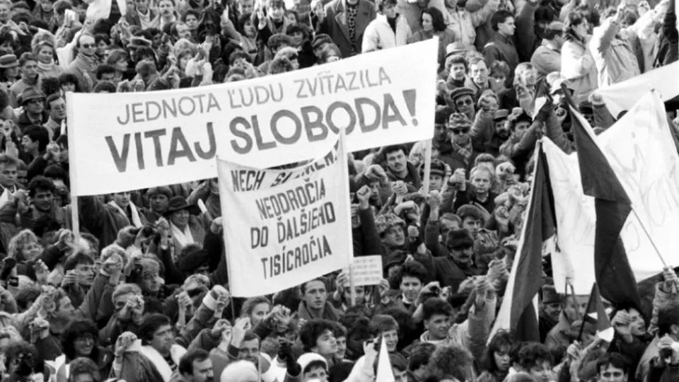 Desaťtisíce obyvateľov Banskej Bystrice a okolia vyjadrili 27.novembra 1989 na Námestí SNP v Banskej Bystrici svoju podporu generálnemu štrajku. 