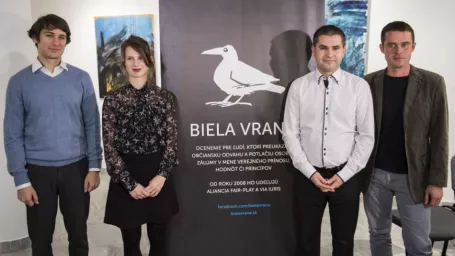 Tohtoročnými laureátmi ocenenia Biela Vrana 2017 sa stali bývalí zamestnanci Ministerstva zahraničných vecí SR Zuzana Hlávková a Pavol Szalai, psychológ Štefan Straka a ochranár Erik Baláž. Ocenenia udelili aliancia Fair-play a občianske združenie Via Iuris po desiatykrát 17. novembra 2017 v Bratislave. Na snímke zľava bývalí zamestnanci Ministerstva zahraničných vecí SR Pavol Szalai a Zuzana Hlávková, psychológ Štefan Straka a ochranár Erik Baláž po skončení tlačovej konferencie.