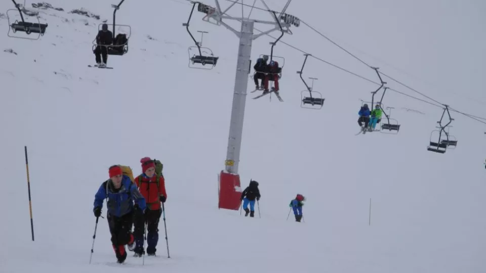 Na snímke prví lyžiari a skialpinisti v Lomnickom sedle v sobotu 9. decembra 2017. 