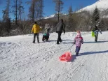 Sánkovanie z Hrebienka spustili vďaka nádielke snehu skôr ako vlani. Návštevníc majú k dispozícii 2,5 kilometra dlhú sánkarskú trať. Na snímke sánkari na dráhe z Hrebienka do Starého Smokovca 10. decembra 2017. 