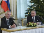 Na snímke český prezident Miloš Zeman (druhý vľavo) a prezident SR Andrej Kiska (druhý vpravo) počas spoločnej tlačovej konferencie v Prezidentskom paláci v Bratislave 12. decembra 2017. 