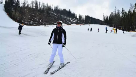 Na archívnej snímke žena sa lyžuje na svahu v lyžiarskom stredisku na Štrbskom Plese vo Vysokých Tatrách.