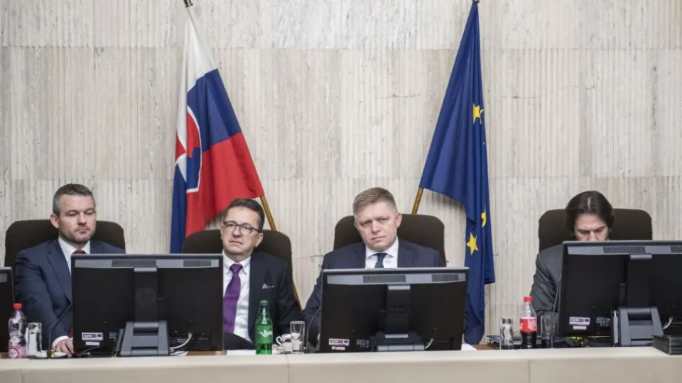 Na snímke zľava podpredseda vlády SR pre investície a informatizáciu Peter Pellegrini, podpredseda NR SR Martin Glváč, predseda vlády SR Robert Fico a podpredseda vlády a minister vnútra SR Robert Kaliňák počas rokovania 82. schôdze vlády SR v Bratislave 13. decembra 2017. 