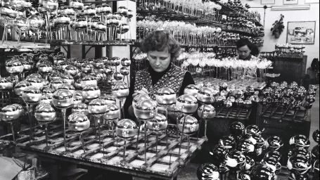 Na archívnej snímke z 15. decembra 1982 Marta Melicherová z Výrobného družstva invalidov OKRASA v Čadci pri ručnom zdobení vianočných ozdôb.