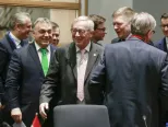 Predseda Európskej komisie (EK) Jean-Claude Juncker (uprostred), slovenský premiér Robert Fico (tretí sprava) a maďarský premiér Viktor Orbán (tretí zľava) prichádzajú na stretnutie premiérov krajín Vyšehradskej štvorky (V4) a Talianska s predsedom EK ohľadne pomoci Líbyi v Bruseli 14. decembra 2017. 