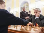 Na snímke ruský šachový veľmajster Anatolij Karpov (uprostred) sa pozerá počas 1. ročníka vianočného šachového turnaja predsedu Národnej rady SR Andreja Danka v historickej budove NR SR 19. decembra 2017 v Bratislave.