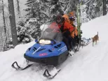 Členovia Horskej záchrannej služby Vysoké Tatry idú na snežnom skútri po turistickom chodníku z Hrebienka na Zamkovského chatu. 