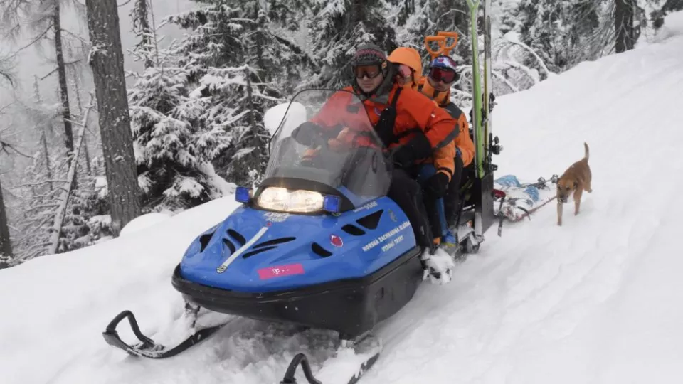 Členovia Horskej záchrannej služby Vysoké Tatry idú na snežnom skútri po turistickom chodníku z Hrebienka na Zamkovského chatu. 