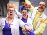 Na snímke zdravotní klauni z občianskeho združenia Červený nos Clowndoctors počas workshopu klaunských zručností v novej školiacej miestnosti zdravotných klaunov.