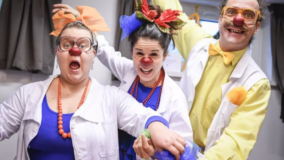 Na snímke zdravotní klauni z občianskeho združenia Červený nos Clowndoctors počas workshopu klaunských zručností v novej školiacej miestnosti zdravotných klaunov.