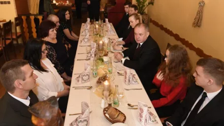 Prezident SR Andrej Kiska (tretí sprava) 24. decembra 2017 navštívil v Spišskej Novej Vsi rodiny v núdzi, zúčastnil sa s nimi na vianočnom obede a odovzdal vianočné darčeky. 