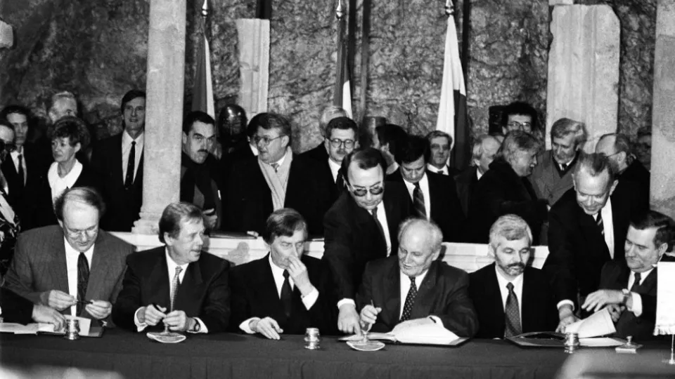 V Budapešti sa 15. februára 1991 ráno začala schôdzka najvyšších predstaviteľov ČSFR, Maďarska a Poľska. Delegácie zúčastnených krajín, reprezentované prezidentmi, predsedami vlád a ministrami zahraničných vecí sa v budove parlamentu zúčastnili na plenárnom rokovaní. ČSFR na rokovaní zastupoval Václav Havel, Marián Čalfa a Jiří Dientsbier. Na poludnie na hrade Višegrád sa konal slávnostný podpis dokumentov. Na snímke na hrade Višegrád po podpísaní slávnostného vyhlásenia v piatok 15. februára. Zľava československý premiér Marián Čalfa, prezident ČSFR Václav Havel, predseda maďarskej vlády József Antall, maďarský prezident Árpád Göncz, predseda poľskej vlády Jan Krzysztof Bielecki a poľský prezident Lech Walesa.