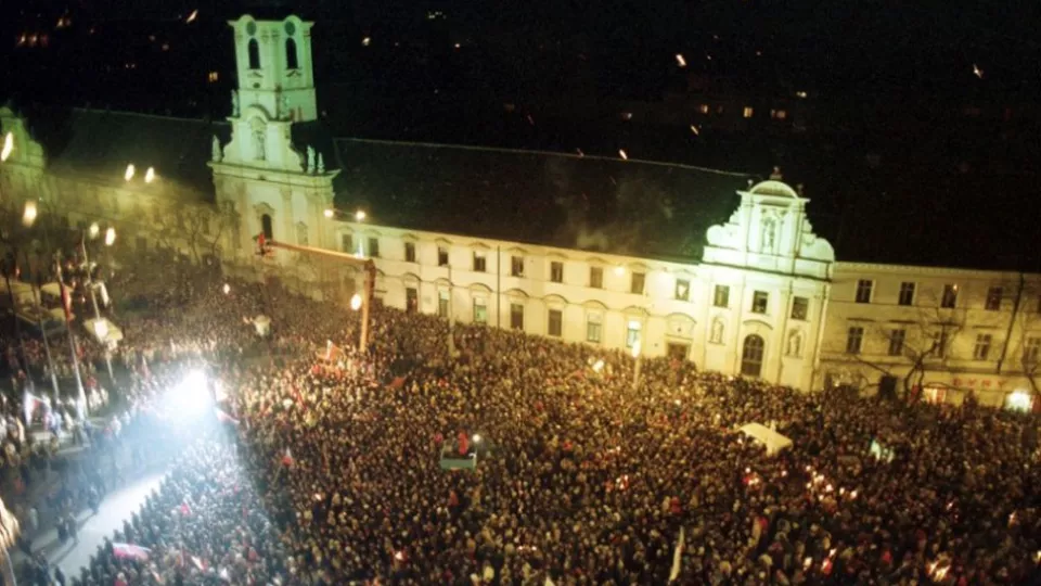 Na archívnej snímke je pohľad na oslavy vzniku Slovenskej republiky na Námestí SNP v Bratislave 1. januára 1993. 