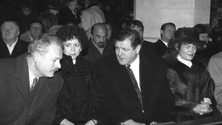 Slávnostná omša, zasvätená vzniku samostatnej Slovenskej republiky sa 1. januára 1993 konala v Dóme Svätého Martina v Bratislave. Na archívnej snímke predseda NR SR Ivan Gašparovič (vľavo), ktorý sa spolu s predsedom vlády SR Vladimírom Mečiarom (tretí zľava) a ďalšími hosťami zúčastnili svätej omše.