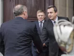 Na archívnej snímke predseda vlády SR Robert Fico (uprostred), predseda NR SR Andrej Danko (vpravo) a prezident SR Andrej Kiska (vľavo).