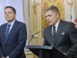 Na archívnej snímke minister financií Peter Kažimír (vľavo) a predseda vlády SR Robert Fico.