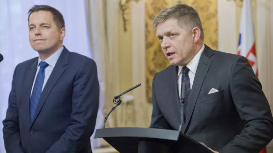 Na archívnej snímke minister financií Peter Kažimír (vľavo) a predseda vlády SR Robert Fico.