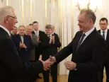 Prezident SR Andrej Kiska (vpravo) a predseda Združenia miest a obcí Slovenska (ZMOS) Michal Sýkora (vľavo) počas prijatia v Bratislave 10. januára 2018. 