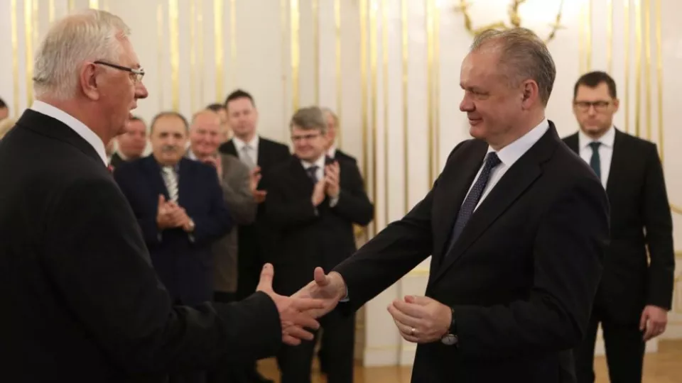 Prezident SR Andrej Kiska (vpravo) a predseda Združenia miest a obcí Slovenska (ZMOS) Michal Sýkora (vľavo) počas prijatia v Bratislave 10. januára 2018. 