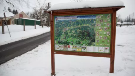 Pohľad na ručne maľovanú mapu okolia obce od vydavateľstva CBS, ktoré sídli v obci Kynceľová v okrese Banská Bystrica 3. februára 2017. 