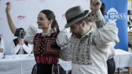 Na archívnej snímke sprievodný folklórny program počas predstavenia novej šou Zem spieva.